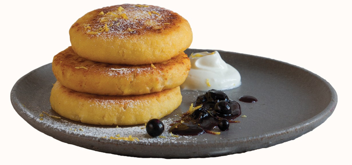 Cottage cheese pancakes with sour cream and berries